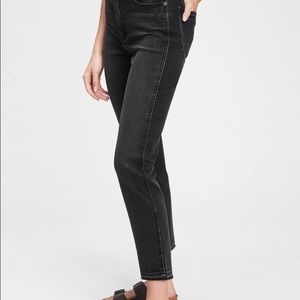 GAP High Rise Vintage Slim Jeans with Washwell in black. Size 27 Tall